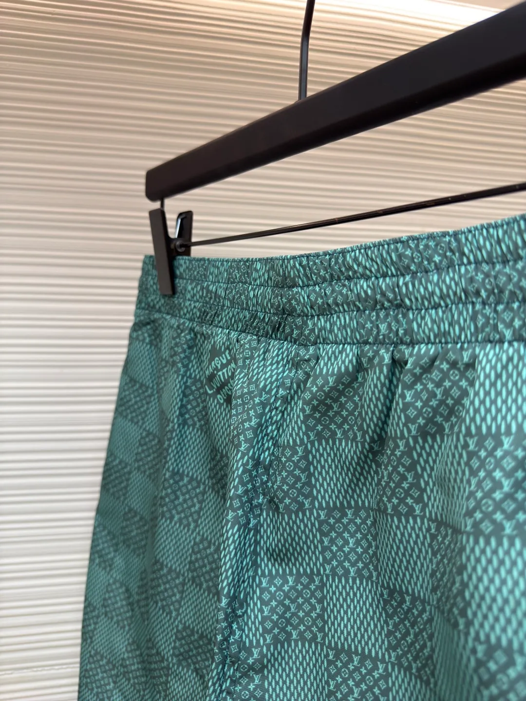 LOUIS VUITTON Printed Beach Pants Chess ●Authentic: Purchased and developed at 6950 ●Item No.: 1680015-A65 ●Fabric: nylon fabric ●Technology: Printing ●Version: Fitted version ●Weight: about 168 grams ●Size: The L.Vuitton déposé logo is integrated into the checkered pattern and can be paired with a matching T-shirt or for a casual look. It features a standard fit, all-over Damier Monogram print, drawstring elastic waist and side pockets. Cut and sew the flower position to restore the pattern effect. The overall wiring is straight and delicate, the fabric is comfortable and soft, and the color is consistent without color difference. It can be matched with the same style to create a fashionable look and control various occasions. Customized accessories, complete with three standards, same style for men and women!